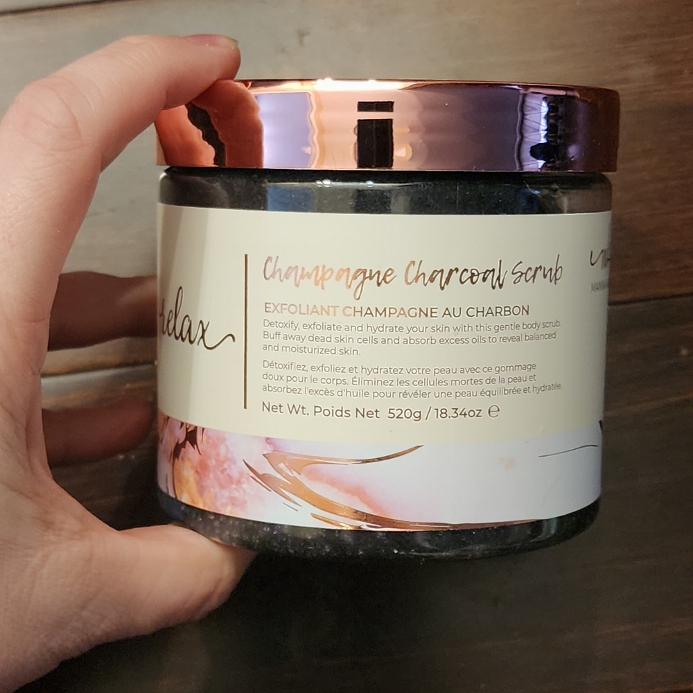 Manna Kadar Champage Charcoal Scrub